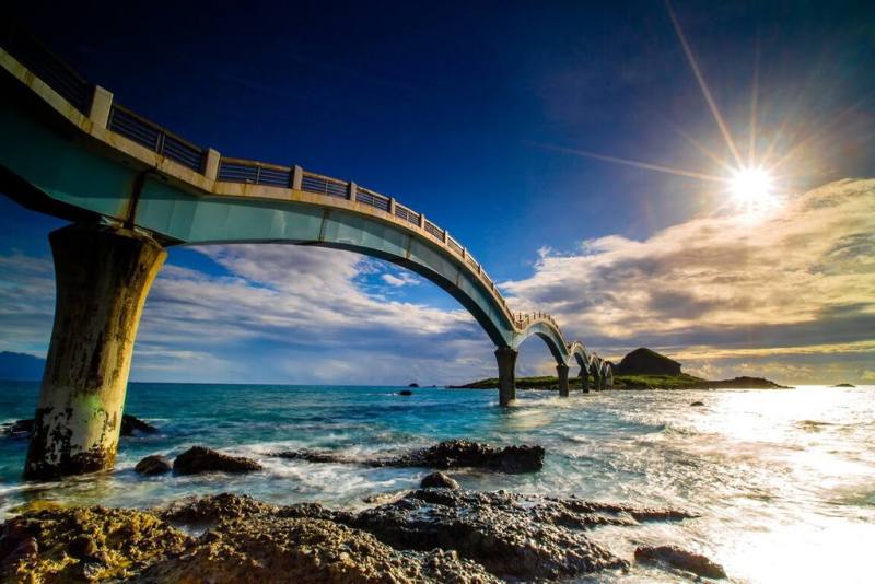 台東有5大知名景點入選台灣觀光100亮點，其中三仙台是最具代表性自然地標之一，壯觀的八拱跨海步橋連接離岸島嶼，白天遊客可近距離欣賞海蝕地形與壯闊海景，夜晚三仙台純淨無光害絕美星空。（台東縣政府提供）