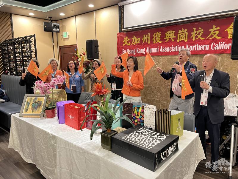 校友揮舞校旗高唱愛國歌曲