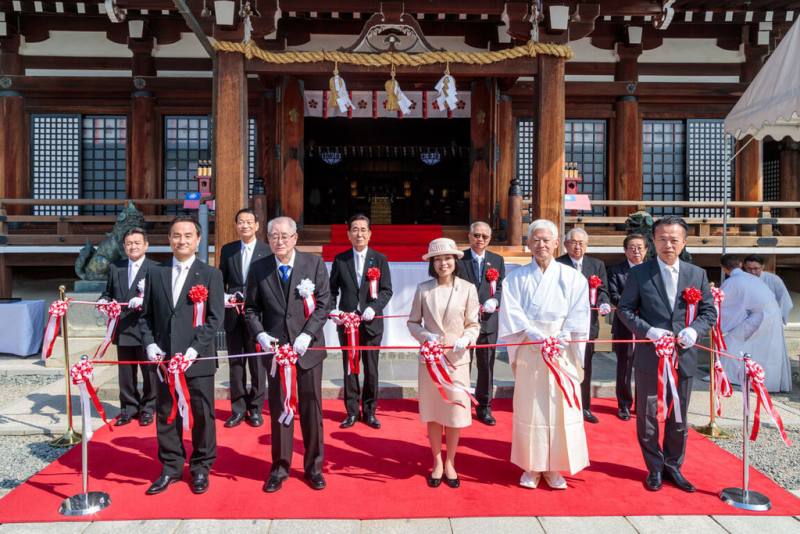 嘉義縣政府致贈日本山口縣防府天滿宮以阿里山檜木製成的賽錢箱，22日由日本皇室三笠宮家長女彬子女王（前中）、嘉義縣長翁章梁（前右）等人剪綵啟用。（嘉義縣政府提供）