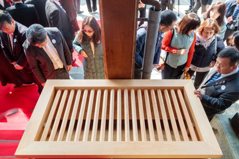 嘉義縣政府致贈日本山口縣防府天滿宮一座以阿里山檜木製成的賽錢箱，22日正式啟用，象徵台日友好。（嘉義縣政府提供）