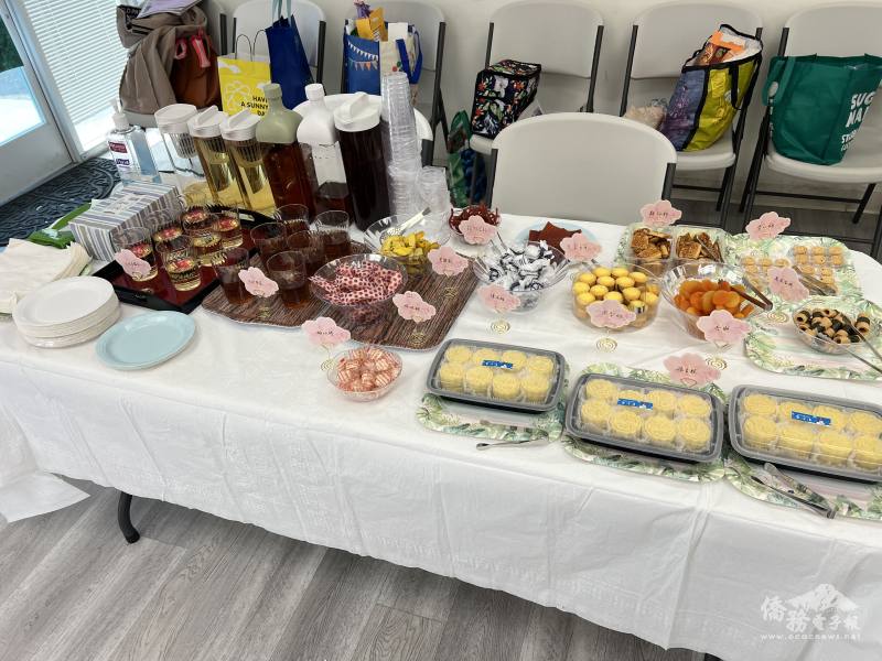 吳欣怡特別準備茶點，讓聽眾彷彿置身茶樓，邊品茗邊聽書