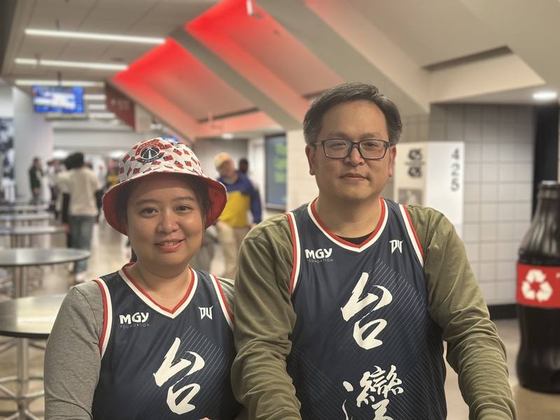 首場美國職籃NBA「巫師隊台灣日」21日在華府登場，「台頑千禧青少年基金會」（MGY）是功臣之一。MGY「巫師隊台灣日」活動負責人李中慧（左）、MGY創辦人之一唐伯禹受訪表示，希望藉此促進台美文化交流