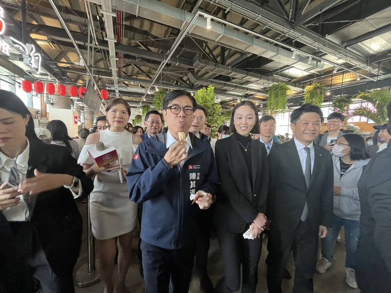 鼓山魚市場「新濱町海洋廚房」22日開幕，高雄市長陳其邁（前中）出席開幕典禮，並參訪入駐品牌攤位，大啖美食