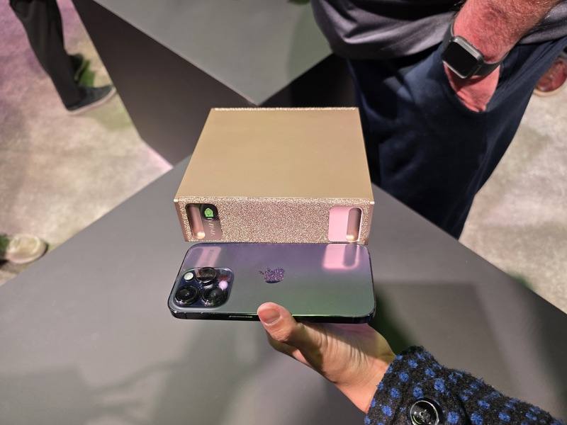 輝達於GTC大會展示個人AI超級電腦DGX Spark，香檳色外型十分吸睛