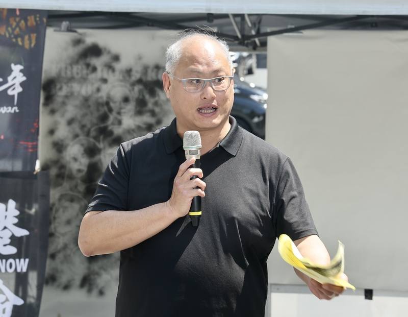 在台港人團體香港邊城青年與多個民團23日台北舉行「香港基本法23條實施將滿一年－反對香港國安惡法、聲援香港政治犯、拒絕中國跨境鎮壓」行動，人權工作者李明哲（圖）到場，進行街頭短講。