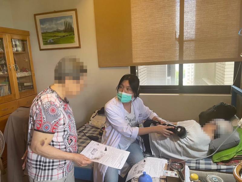萬芳醫院在宅急症醫療團隊進入患者家中，發現家庭照顧者照護技巧不足，醫護人員現場示範後，家庭照顧者再實際操作，經醫護人員檢視、修正，讓照護更完善。（萬芳醫院提供）