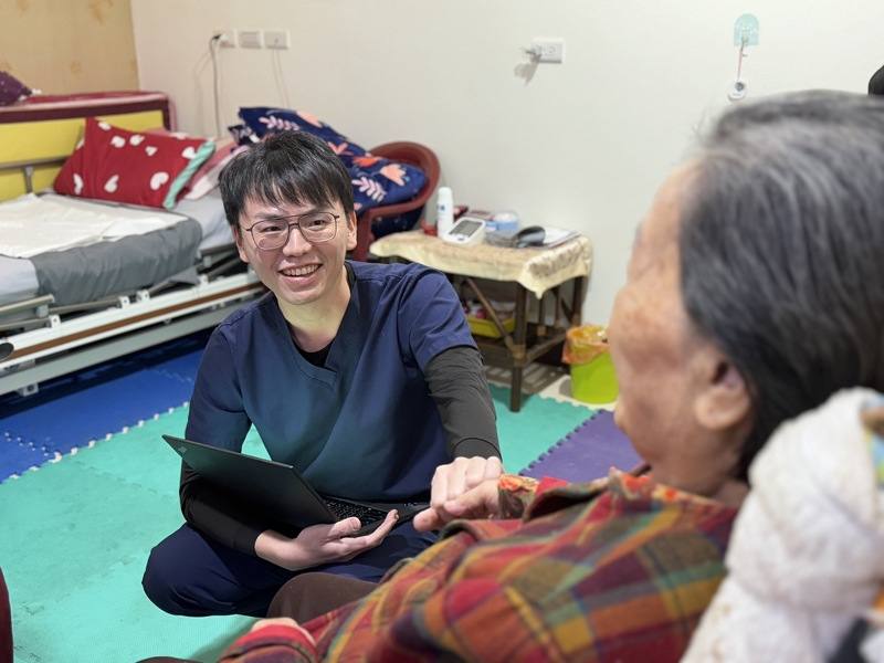 雲林縣「好所宅」到宅支援診所長黃子華（左）在中央還沒推動「在宅急症照護」前就投身推動居家醫療，與雲林縣各大醫院結盟，在地方架設醫療網，為年長者辛勞，而個案給予的回饋成為他走下去的力量。