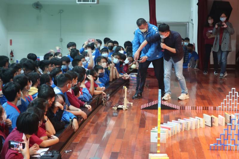 斗六國中每年都會舉辦骨牌全校比賽，林平勺（右）正在教導骨牌機關，激發學生的學習