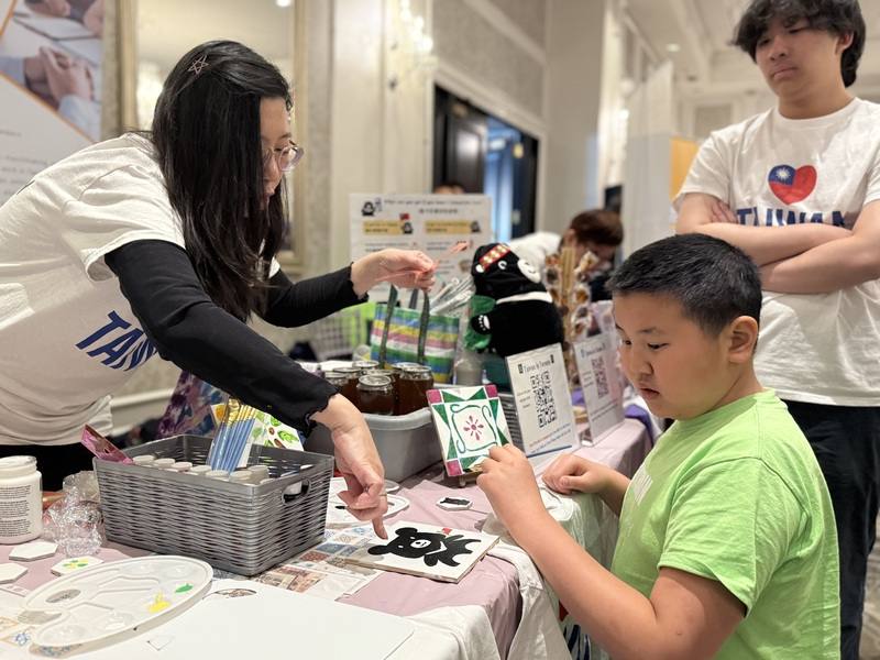 今年的約克區警局國際消除種族歧視日活動，台灣攤位提供與會親子彩繪台灣花磚、製作超萌黑熊天燈等，向加拿大主流社會推廣台灣文化。