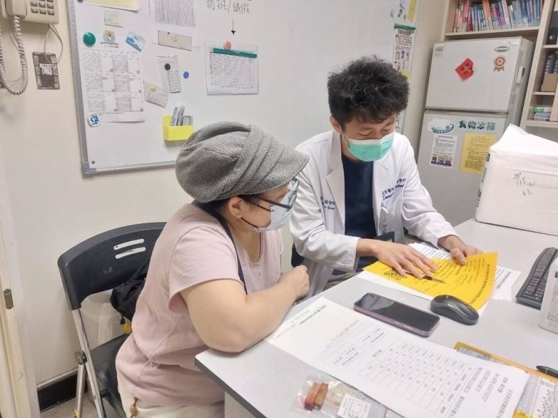 萬芳醫院急診醫學科主治醫師楊智皓（右）表示，被在宅急症照護計畫收案的患者返家治療後，醫護團隊會提供全面照顧，解決過去照顧欠缺之處，減少患者疾病再復發。（萬芳醫院提供）