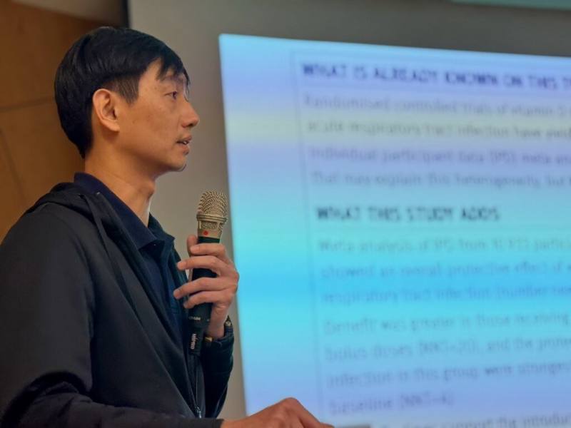 中正大學運動競技學系教授何承訓（圖）22日在新北市十三行博物館以「運動競技與健康」為題發表專題演說，透過互動展示引導大眾關注健康。（民眾提供）