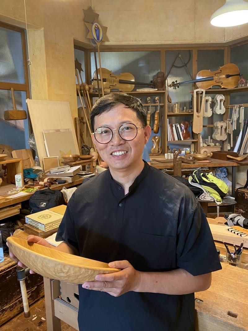 斗六國中生活科技教師林平勺在課堂上巧妙融合骨牌設計與木工製作，透過實作激發學生