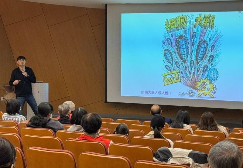 中正大學運動競技學系教授何承訓（後左）22日在新北市十三行博物館發表專題演說，與聽眾分享「運動」與「競技」的定義與差異。（民眾提供）