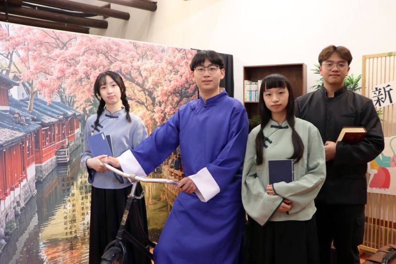 2025新北詩歌節22日正式揭幕，新北市圖表示，活動特別布置文學場景，歡迎民眾免費體驗穿著民初服裝，一起以詩歌與春天約會。（新北市立圖書館提供）