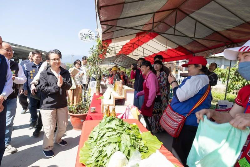 副總統逐一參觀現場農特產品攤位，包含稻米、雞蛋及箭筍等