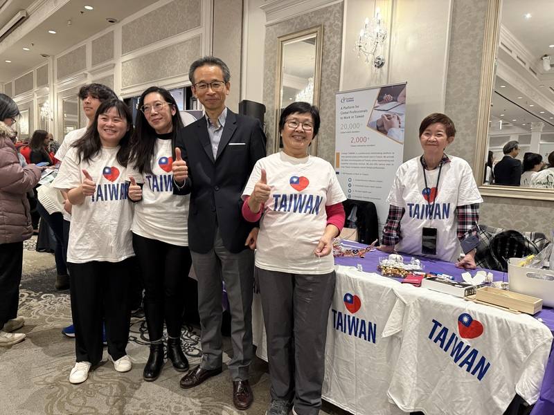 加拿大安省約克區警局舉辦「國際消除種族歧視日」多元文化慶祝活動，駐多倫多辦事處長梁毅鵬（中）與設攤推廣台灣文化的義工老師合影。