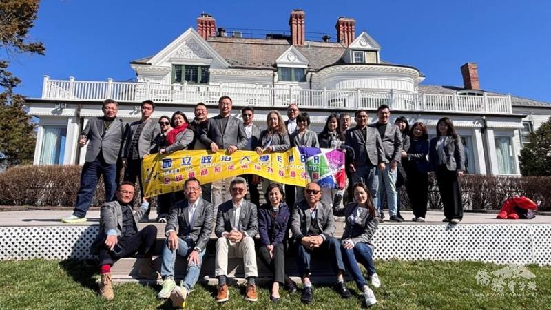 華府文教中心副主任楊佳欣（左四）與EMBA全球華商班全體團員於雙橡園合影