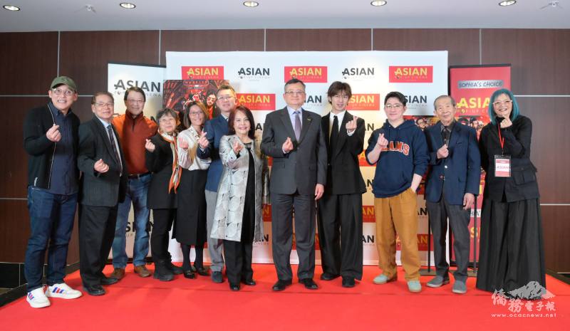 類延峰(右五) 、徐漢強(右三) 、陳柏霖 (右四) 與臺僑商界、僑社及社群領袖合影