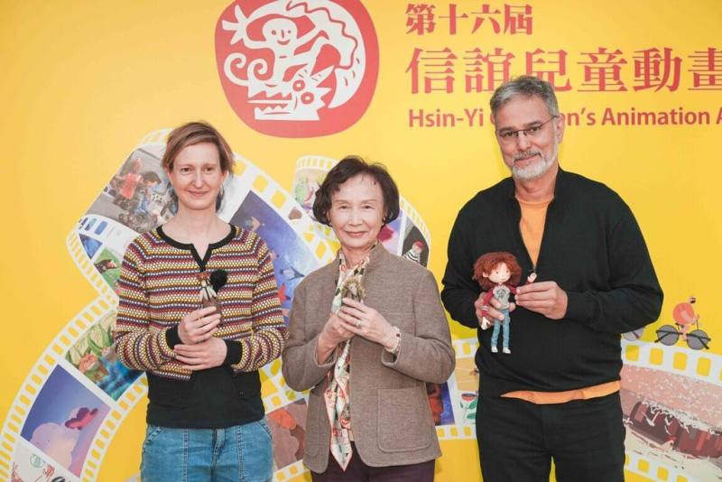 第16屆「信誼兒童動畫獎」專業組成績揭曉，法國導演札諾維洛（Augusto Zanovello）（右）和羅茲（Sophie Roze）（左）的作品分獲首獎和最受孩子喜愛作品肯定，2人與信誼基金會董事長張杏如（中）合影留念。（信誼提供）