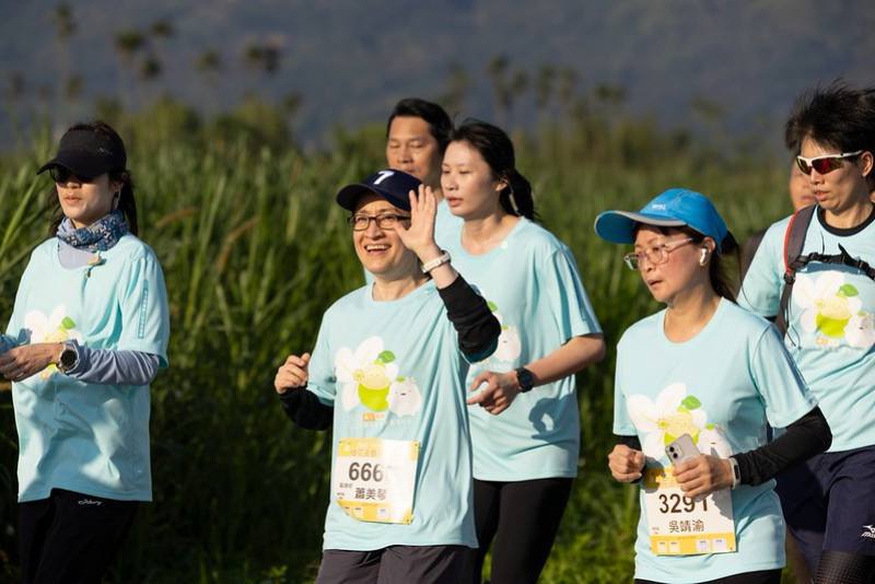 蕭美琴副總統23日上午前往花蓮出席「2025 柚花追香路跑-瑞穗場」，與民眾一起完成6公里路跑