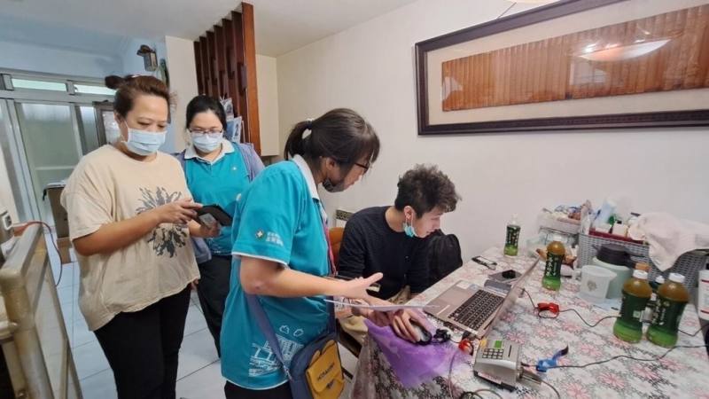 萬芳醫院急診醫學科主治醫師楊智皓（右1）是在宅急症照護團隊中的一員，走進患者家中，與患者家屬話家常，他指出，這是以前在急診室無法想像的醫師與患者家屬互動模式。（萬芳醫院提供）