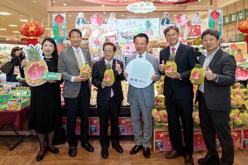 嘉義縣「嘉義優鮮－鳳梨嘉年華」販售活動23日在日本山口縣丸久超市防府店登場，縣長翁章梁（右3）親自到場推廣，邀請民眾品嚐蜜甘味鳳梨、鳳梨酥。（嘉義縣政府提供）