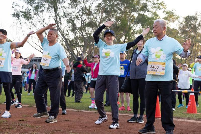 副總統與參與民眾一同進行暖身操