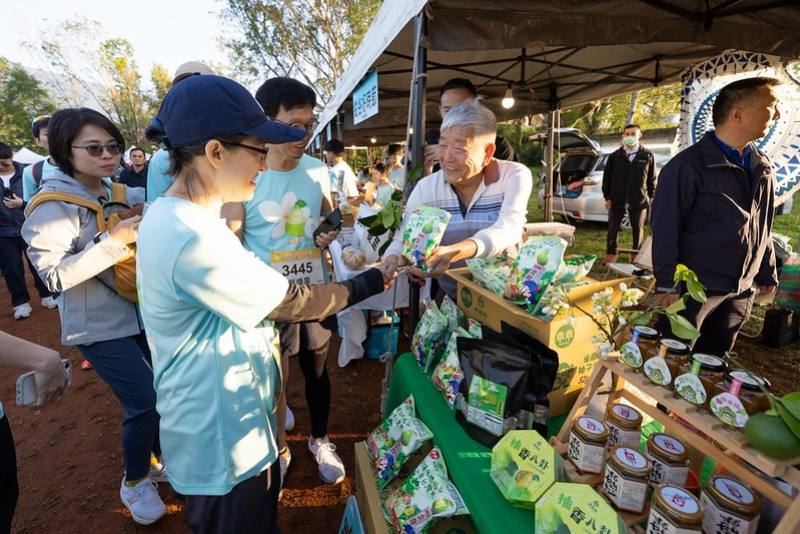 副總統參觀農特產品等攤位，與攤商們親切互動