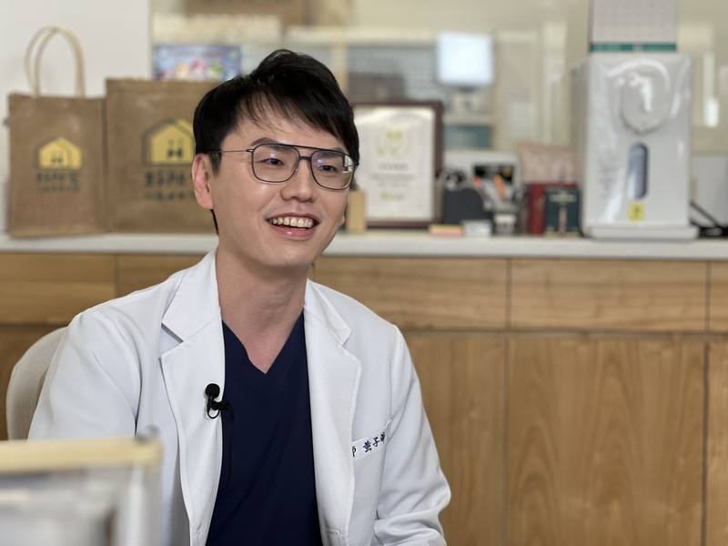 雲林縣「好所宅」到宅支援診所長黃子華（圖）表示，4年來結合長照、藥局和不同職類一起到家提供服務，他覺得從個案身上學到更多書本內沒教的東西，如同理心等，更發現了在宅醫療的價值，病人即是老師。