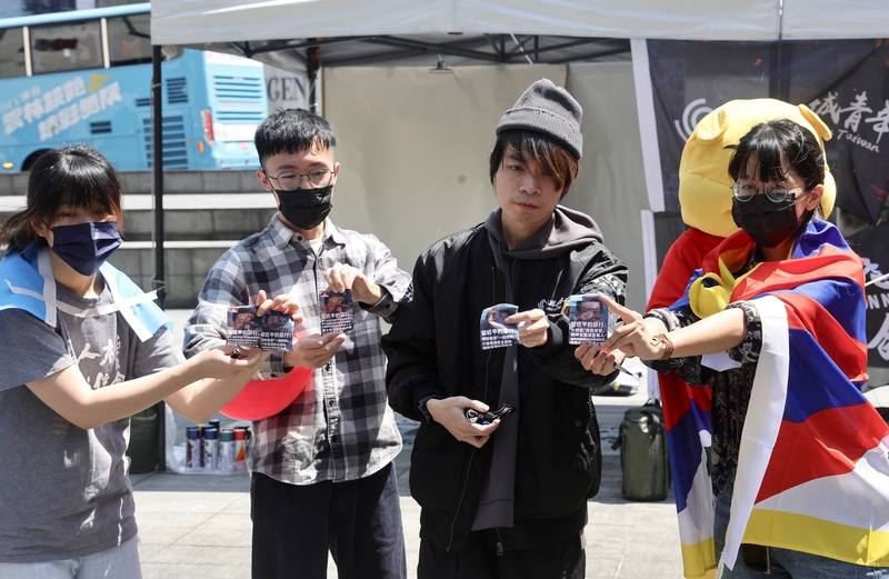 在台港人團體香港邊城青年與多個民團23日台北舉行「香港基本法23條實施將滿一年—反對香港國安惡法、聲援香港政治犯、拒絕中國跨境鎮壓」行動，現場演出行動劇，呼籲台灣人能提高對中國的警覺性。