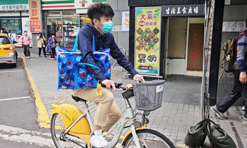 揹上裝有血氧機等遠端監測設備的大背包、騎著YouBike微笑單車，萬芳醫院急診醫學科主治醫師楊智皓（圖）是在宅急症照護團隊中的一員，隨時化身「移動的醫院」出任務。