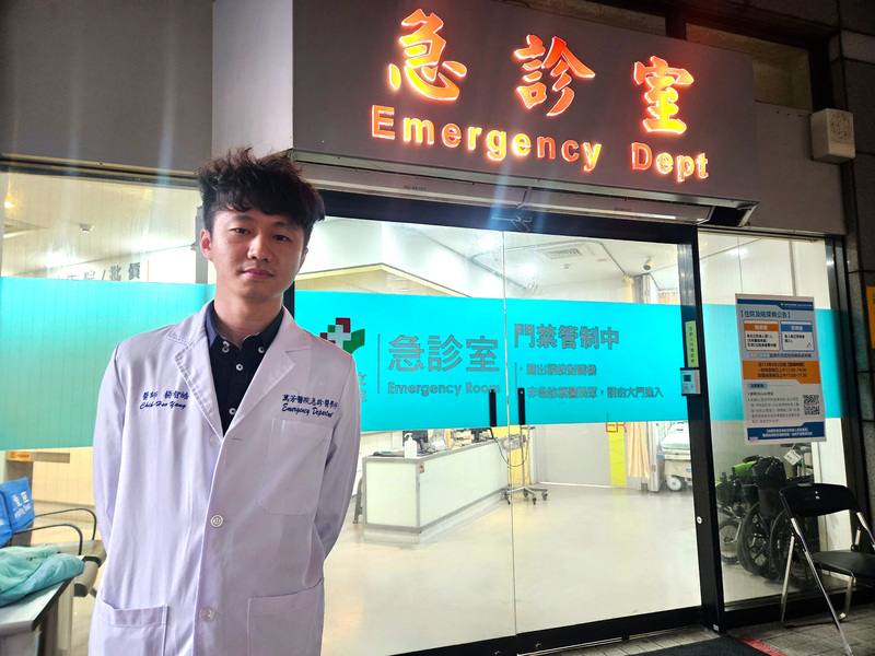 萬芳醫院急診醫學科主治醫師楊智皓（圖）是在宅急症醫療團隊中的一員，他表示，「在宅急症」計畫上路，讓他看見不一樣的醫病關係。