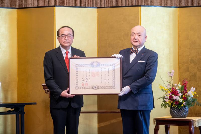 前國民黨立委李嘉進（左）24日獲「日本台灣交流協會」頒贈「旭日重光章」。由日台交流協會代表片山和之（右）頒贈證書及獎章。（立法院提供）