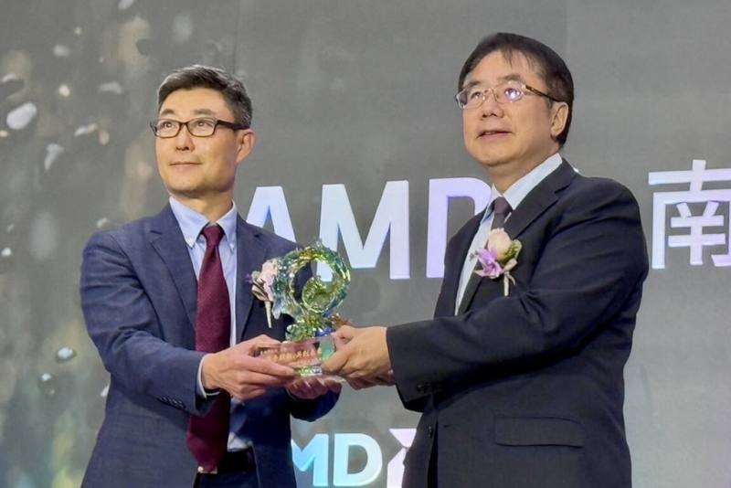 全球IC設計大廠超微（AMD）24日舉辦台南辦公室揭幕儀式，AMD台灣分公司總經理陳民皓（左）與台南市長黃偉哲（右）出席。（台南市政府提供）