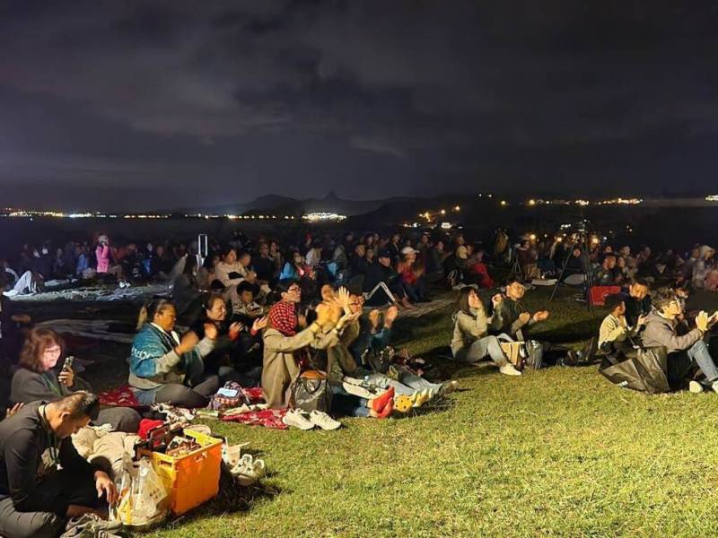 屏東縣「在鵝鑾鼻霸佔星星」草地觀星音樂會22日晚間登場，現場湧入超過500人，大家在草地上或坐或臥，氣氛輕鬆愜意。（屏東縣政府傳播暨國際事務處提供）