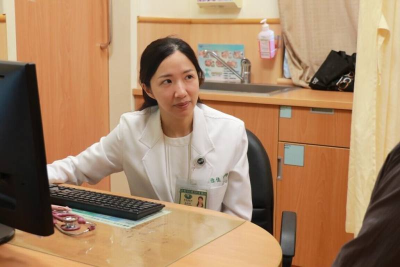 3月瘋媽祖熱潮起，台中慈濟醫院家醫科主任林佳佳提醒，身體的健康跟信仰一樣重要，信眾應做好4大健康重點，徒步保護、應對氣候、防護呼吸道和飲食安全。（台中慈濟醫院提供）