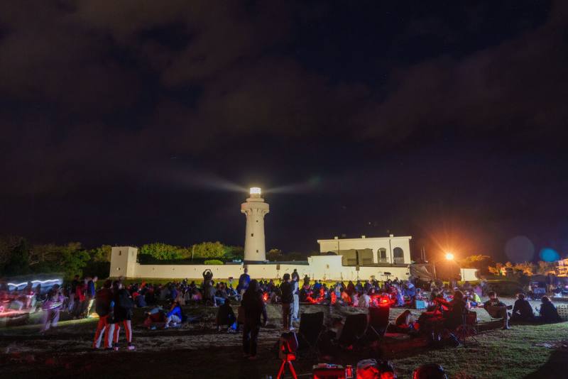 屏東縣政府傳播暨國際事務處表示，鵝鑾鼻燈塔是國內光力最強燈塔，有「東亞之光」美譽，燈束光線雖然強烈，但利用燈光旋轉的周間秒差觀星也別有一番趣味，因此亦被列為屏東10大觀星場域之一。（屏東縣政府傳播暨國際事務處提供）