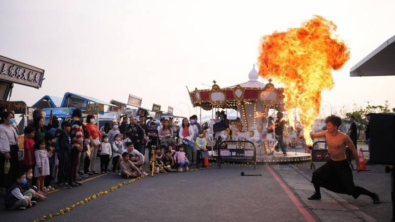 屏東縣政府規劃「2025鹽琉開趴」，首場活動奇幻童趣新樂園在22及23日登場，有旋轉木馬、兒童臉部彩繪、DIY風車組等親子體驗，吸引大小朋友共襄盛舉。（屏東縣政府提供）