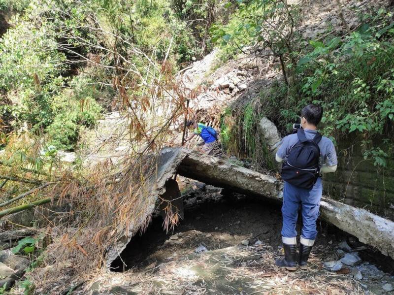 高雄美濃區月光山步道受風災影響，路面毀損、擋土牆傾斜及部分路基流失，且此區域為順向坡潛勢區及土石流潛勢溪流集水區坡面的一部分，並有持續地滑現象，經各界現勘討論評估，將依「林業及自然保育署自然步道設置及管理要點」廢止步道。（林業及自然保育署屏東分署提供）