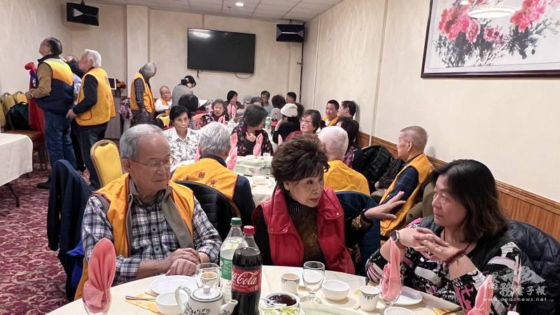 榮僑們席間互動熱絡，感謝榮光會為榮民築起溝通橋梁