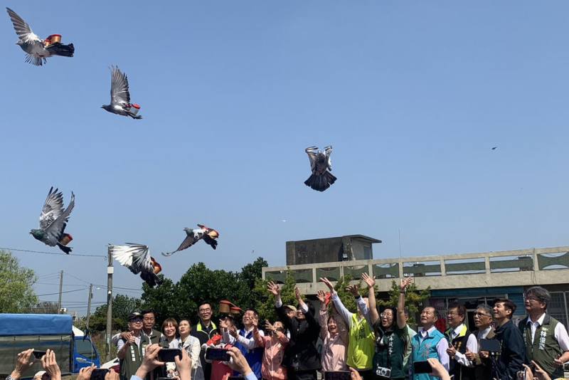 台南市政府24日在學甲區三慶里關懷據點舉行「2025台南市鴿笭文化季」啟動記者會，安排與會者體驗放鴿笭。（台南市政府提供）