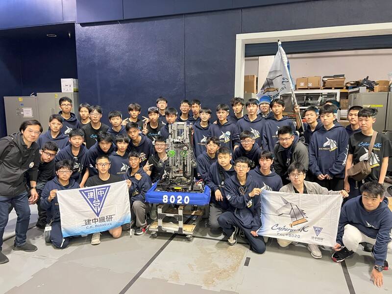 台北市建國中學機器人校隊23日參加美國FRC機器人競賽聖地牙哥區域賽，獲得影響力獎，取得晉級世界冠軍賽的門票