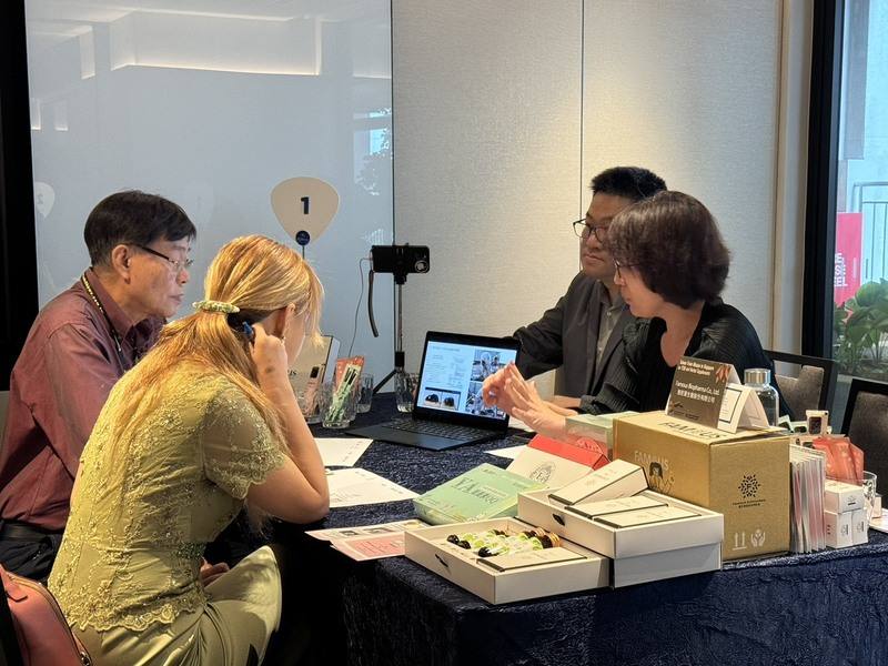 「台灣生技中醫藥赴新加坡泰國拓銷團」24日在新加坡，參與外貿協會舉辦的業者媒合活動