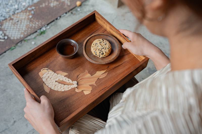 2024「臺灣綠工藝Taiwan_Green_Craft」認證作品_-鑲花工藝托盤-金魚-OakCherry