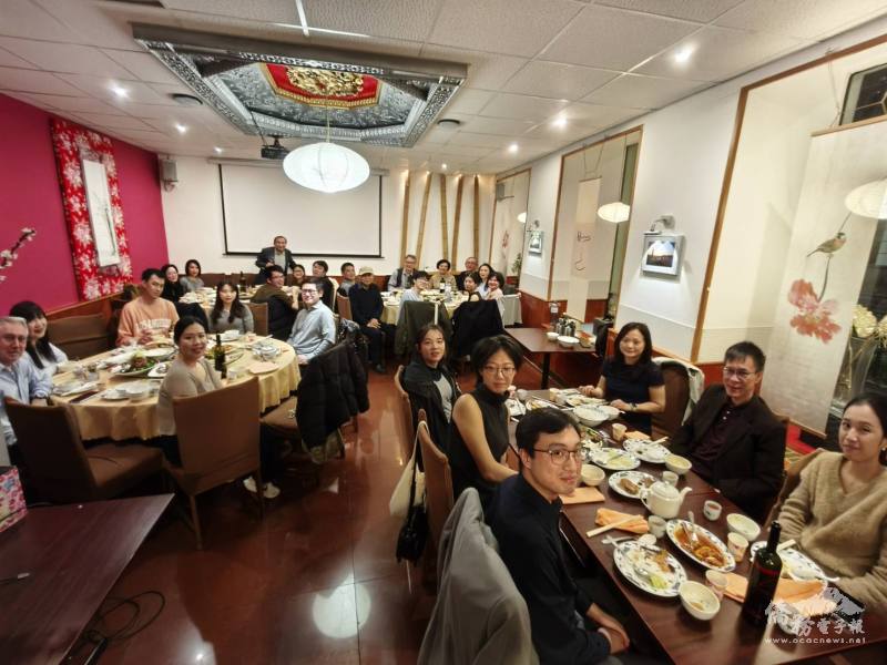 眾人享受精心準備的美食並合影