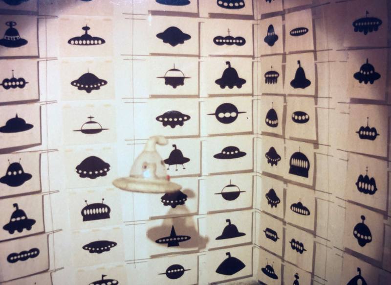 本次國際論壇邀請「文賢油漆工程行異地保存創作計畫」以藝術介入的方式製作展覽《檔案／現成物》；圖為2000年於文賢舉辦的林煌迪個展《地板上的空戰》展覽現場。（文賢油漆工程行、亞洲藝術文獻庫提供）