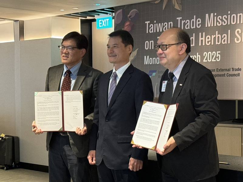 「台灣生技中醫藥赴新加坡泰國拓銷團」24日在新加坡，參與外貿協會舉辦的業者媒合活動。駐新加坡代表處經濟組長吳文忠（中）出席活動