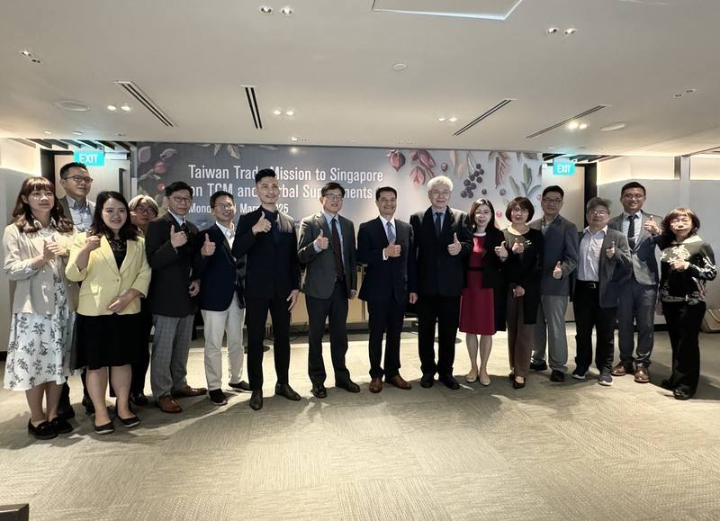「台灣生技中醫藥赴新加坡泰國拓銷團」24日在新加坡，參與外貿協會舉辦的業者媒合活動，拓銷團團長、中華民國中醫醫學會全國聯合會理事長顧明津（右7）、新加坡台貿中心主任劉千翡（右6）等人出席