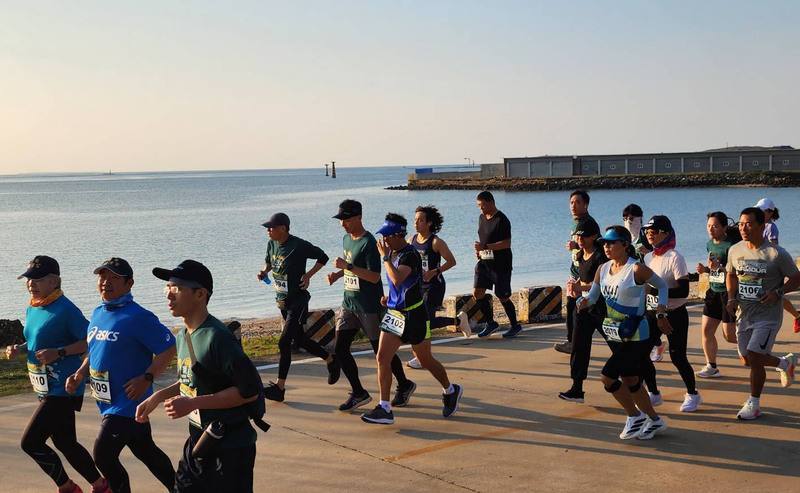 由交通部觀光署澎湖國家風景區管理處舉辦的「春季望安跳島半馬嘉年華」活動23日開跑，跑友可感受望安海島小鎮風情