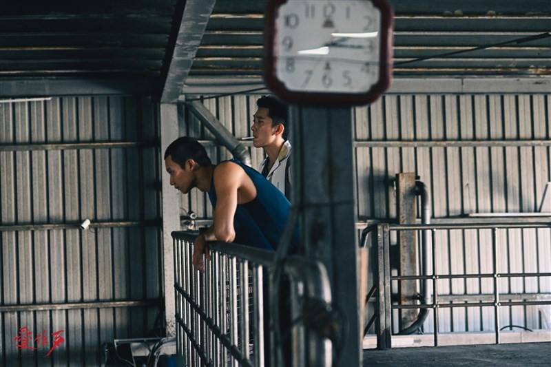 Taiwanese actors Shih Ming-shuai (right) and Akira Huang (left) interacts in a scene from Silent Sparks. Photo courtesy of the Taiwan Public Television Service Foundation (PTS).